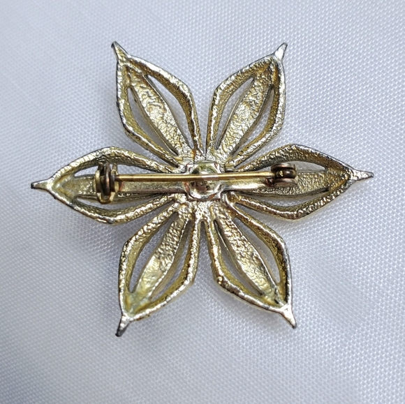 Mid Century Poinsettia Brooch - Picture 5 of 6